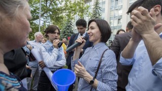 Правителството на Молдова водено от новия премиер Мая Санду положи