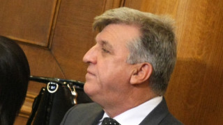 Манол Генов трябва да изхвърчи като тапа от българския парламент