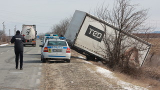 Камион се обърна в канавка заради ураганен вятър предаде БГНЕС