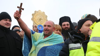 Вячеслав Борисов от София извади кръста от езерото в Дружба