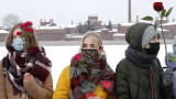  Руснаци стачкуват с рози и сърца против затварянето на Навални 