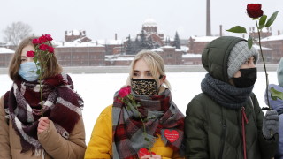 Поддръжниците на кремълския критик Алексей Навални започват протести с рози и