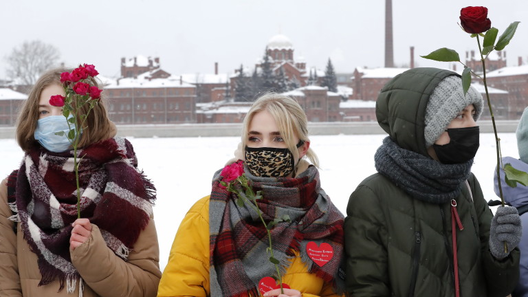 Поддръжниците на кремълския критик Алексей Навални започват протести с рози