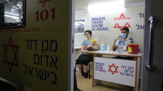 Израел започва с трета доза Pfizer за възрастни със слаба имунна система