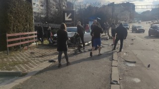 Жена е с опасност за живота, след като кола се вряза в спирка в София