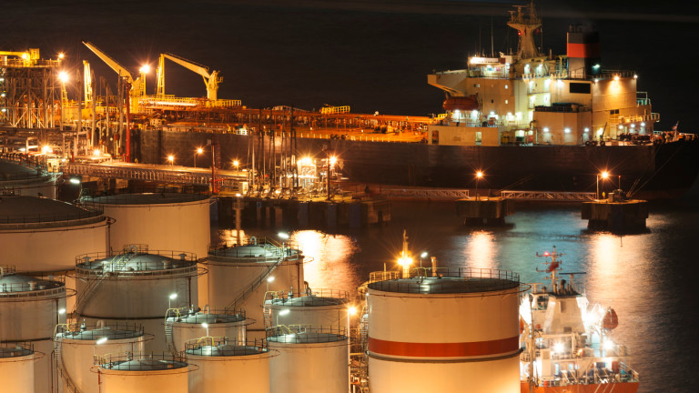 ЕС забранява достъпа до пристанищата си на танкери, които „заобиколят“ санкциите спрямо руския петрол? 