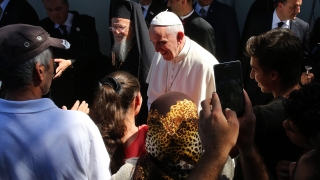 Не сте сами, подкрепи папата мигрантите в Лесбос