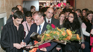 Бъдещи икономисти „препитаха" Станишев