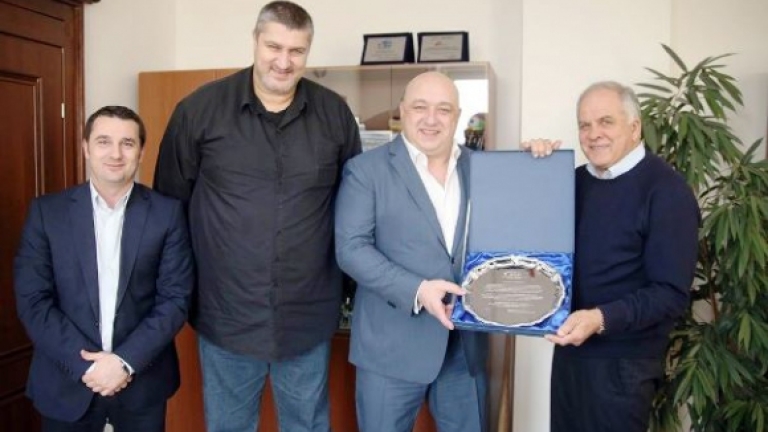 Волейболът благодари на министър Кралев 