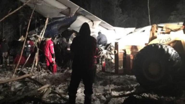 Самолет с 25 души на борда падна в Канада