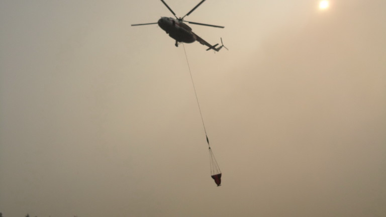 Руски военни хеликоптери и самолети с пожарникари са изпратени да