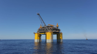 Норвегия позволи на своя $1-трилионен фонд да разпродаде петролните си акции