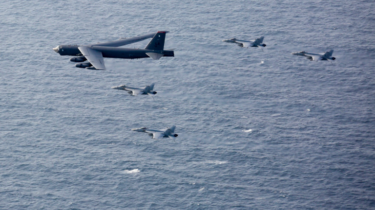 Бомбардировач B-52 на САЩ прелита над Близкия изток, Байдън показва сила