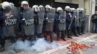 С домати и чушки фермери атакуваха земеделското министерство в Атина
