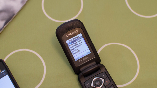 Samsung връща модата на телефоните с капаче (ВИДЕО)