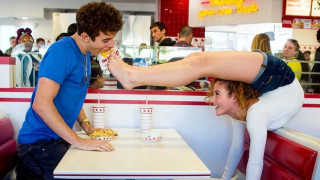 Джордан Матър е американски фотограф който добива широка популярност благодарение