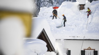 Силен снеговалеж донесе хаос и смърт в Европа съобщават Би