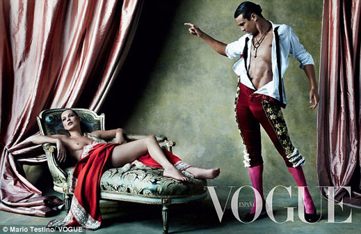 Кейт Мос гола на корицата на Vogue