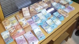 Разследват по бързото производство за недекларирани евро и британски лири