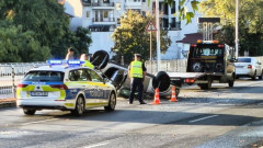 Зрелищна катастрофа в Пловдив: Подпийнал шофьор се обърна по таван на централен булевард
