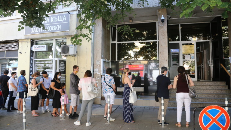 Дълги опашки се извиха пред паспортните служби в София и