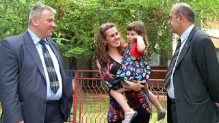 Митрова се видя с дъщеря си с "охрана" от Атака