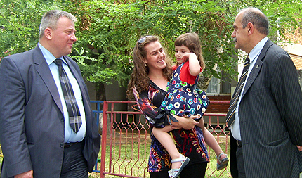 Митрова се видя с дъщеря си с "охрана" от Атака