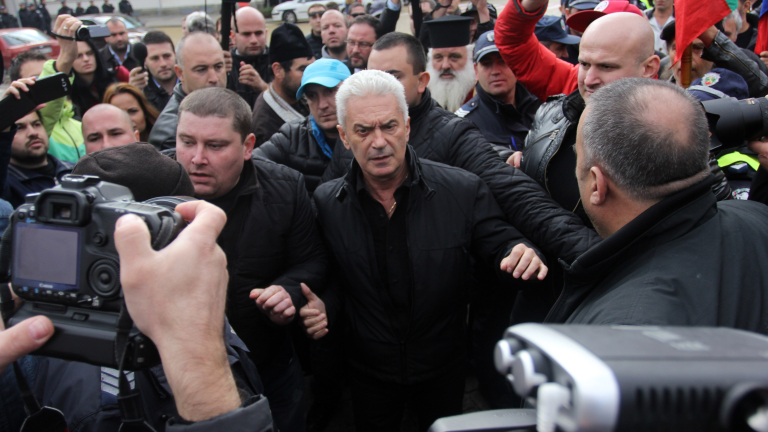 „Атака” иска оставката на Бъчварова, възпрепятствала митинга им в памет на Левски 