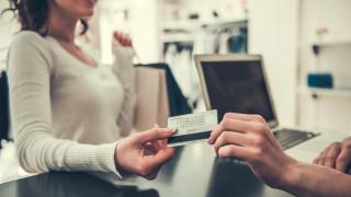 Хванаха банкерка от Нова Загора точила банкови карти на клиенти