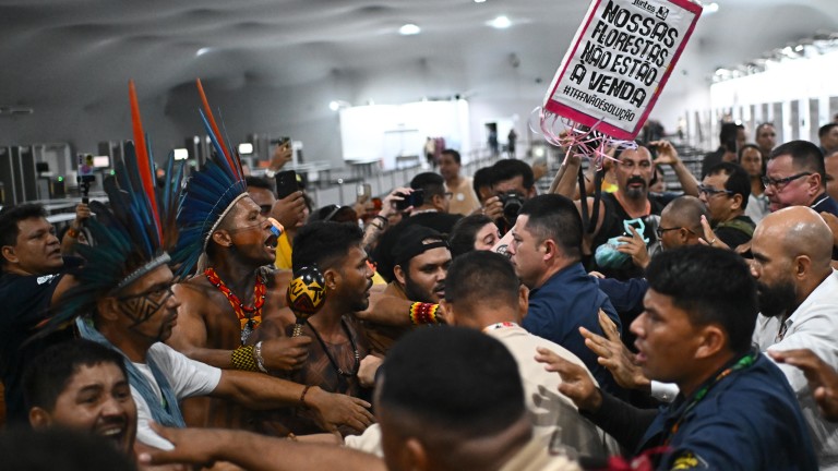 Протестиращи нахлуха на климатичната среща в Бразилия 