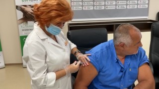Лидерът на ГЕРБ Бойко Борисов се ваксинира срещу COVID 19 Той
