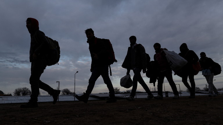 Заловиха 30 нелегални мигранти край АМ "Тракия" 