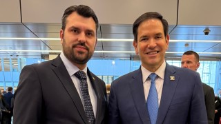 Българският министър на външните работи Георг Георгиев разговаря с държавния