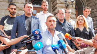 Почетният председател на ДПС Ахмед Доган се връща в оперативната