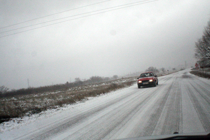 АПИ: Пътищата са проходими, вали сняг