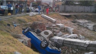 Лек автомобил се е обърнал по таван при Източната порта