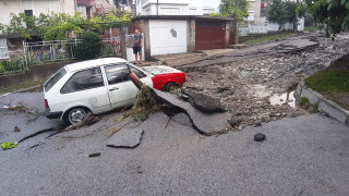 Разчистват Котел след проливните дъждове и наводненията съобщава БНР Припомняме