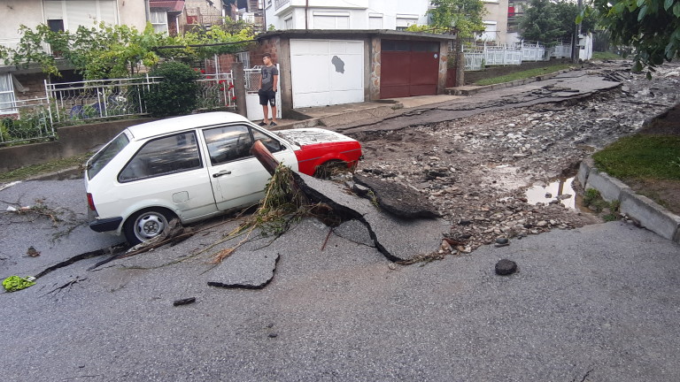 Разчистват Котел след проливните дъждове и наводненията, съобщава БНР. Припомняме,