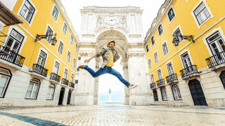 Град Лисабон известен със своите живописни калдъръмени улици цветни сгради