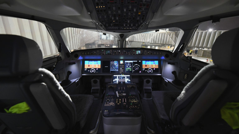 Изглед от пилотската кабина на A220