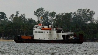 Лодка превозваща 80 души по река потъна в североизточната част