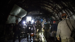 Китай съкращава 1,8 милиона миньори и металурзи