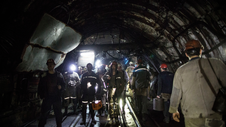 Около 120 миньори продължават стачката си под земята