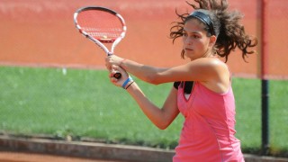 Изабелла Шиникова се класира за четвъртфиналите на турнира по тенис
