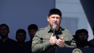 Ръководителят на руската Чеченска република Рамзан Кадиров приветства бойци на