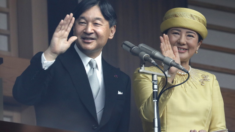 Новият японски император Нарухито за първи път приветства публично японците,