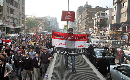  Демонстранти подпалиха данъчното в Кайро