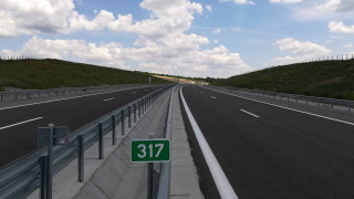 Два камиона се обърнаха на автомагистрала Хемус съобщава БНР Единият товарен