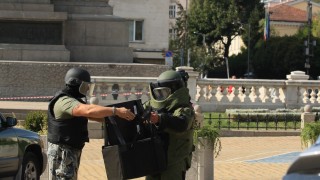Изоставен багаж събра полиция и пожарна пред парламента