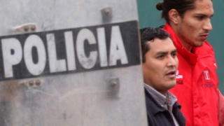 Полиция охранява националите на Перу